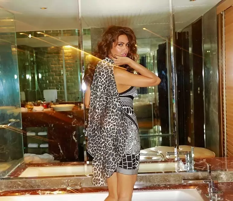 Esha Gupta will take your breath away with these stunning pictures.