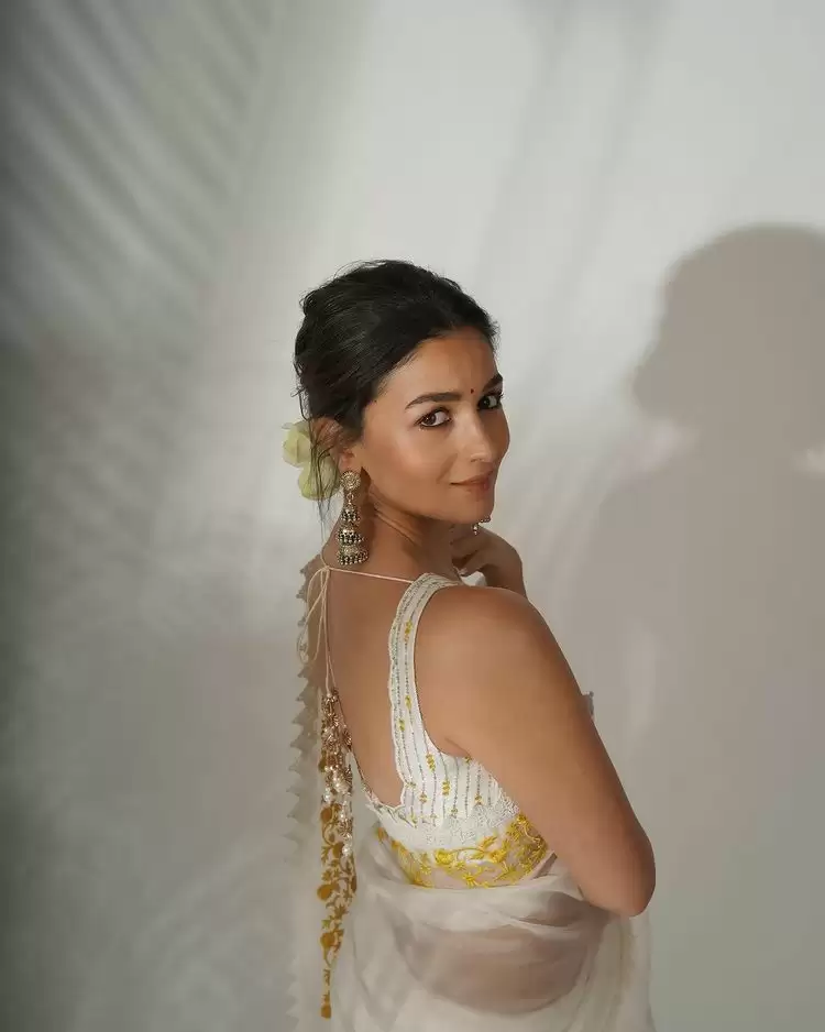 Alia Bhatt Giving Us Major Saree Goals, See Pictures!!