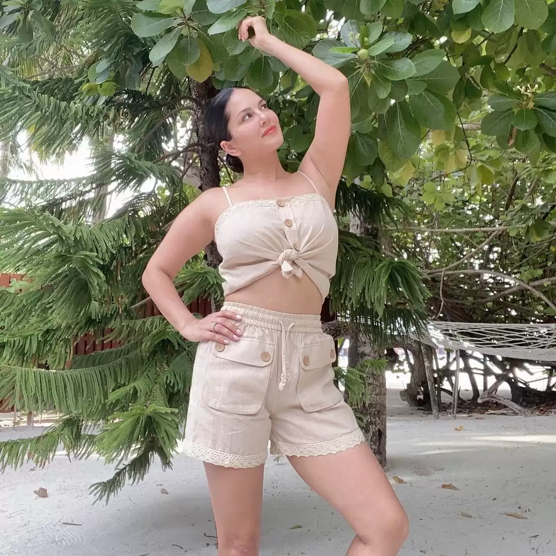 Sunny Leone Displays Curvaceous Body, See Her Sexy Pictures