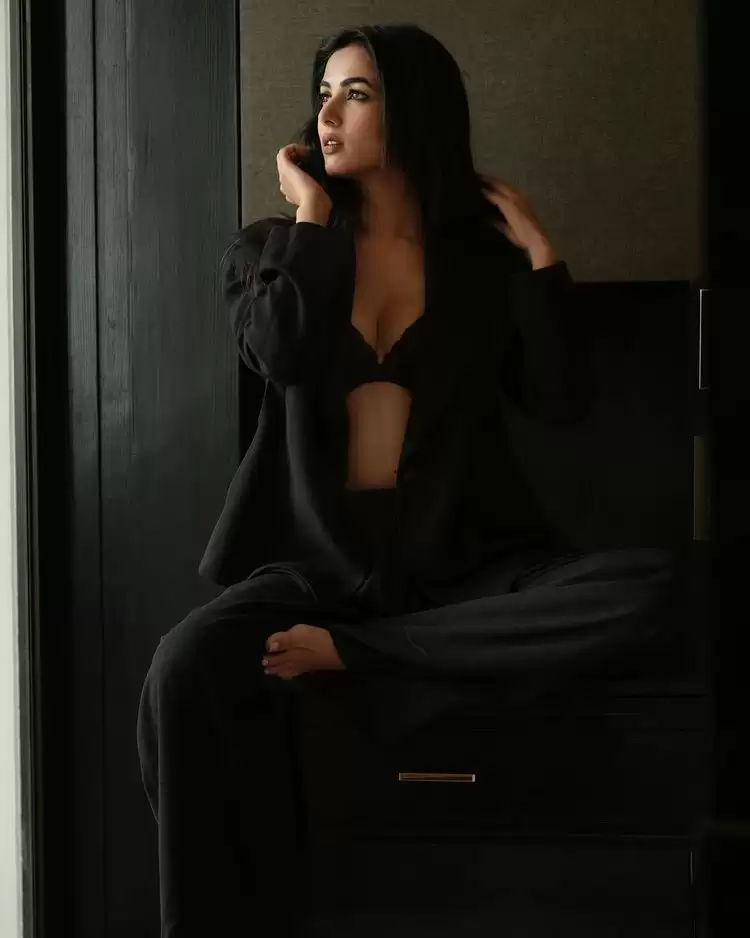 Sonal Chauhan Turns Up The Heat, See Pictures!