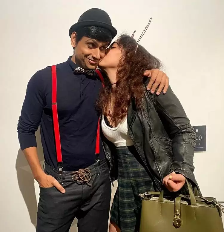 Aamir Khan’s daughter Ira kisses her boyfriend Nupur Shikhare at a Christmas party; see viral pic!!