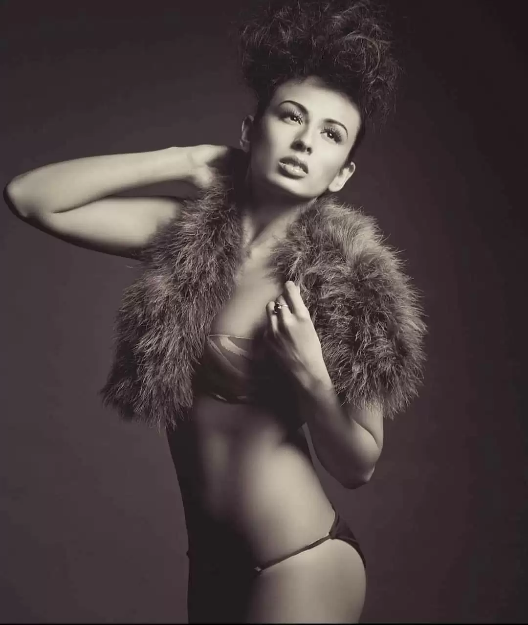 Pia Trivedi Looks Smoking Hot; Shows Off Her Curves