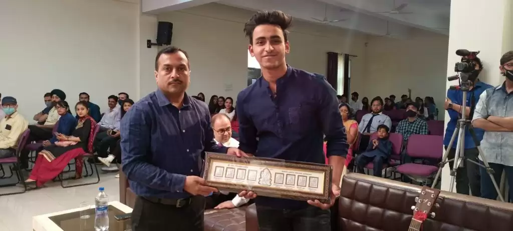 Youtuber Kushagra Thakur has displayed his impeccable and versatile singing talent at vidya knowledge park.