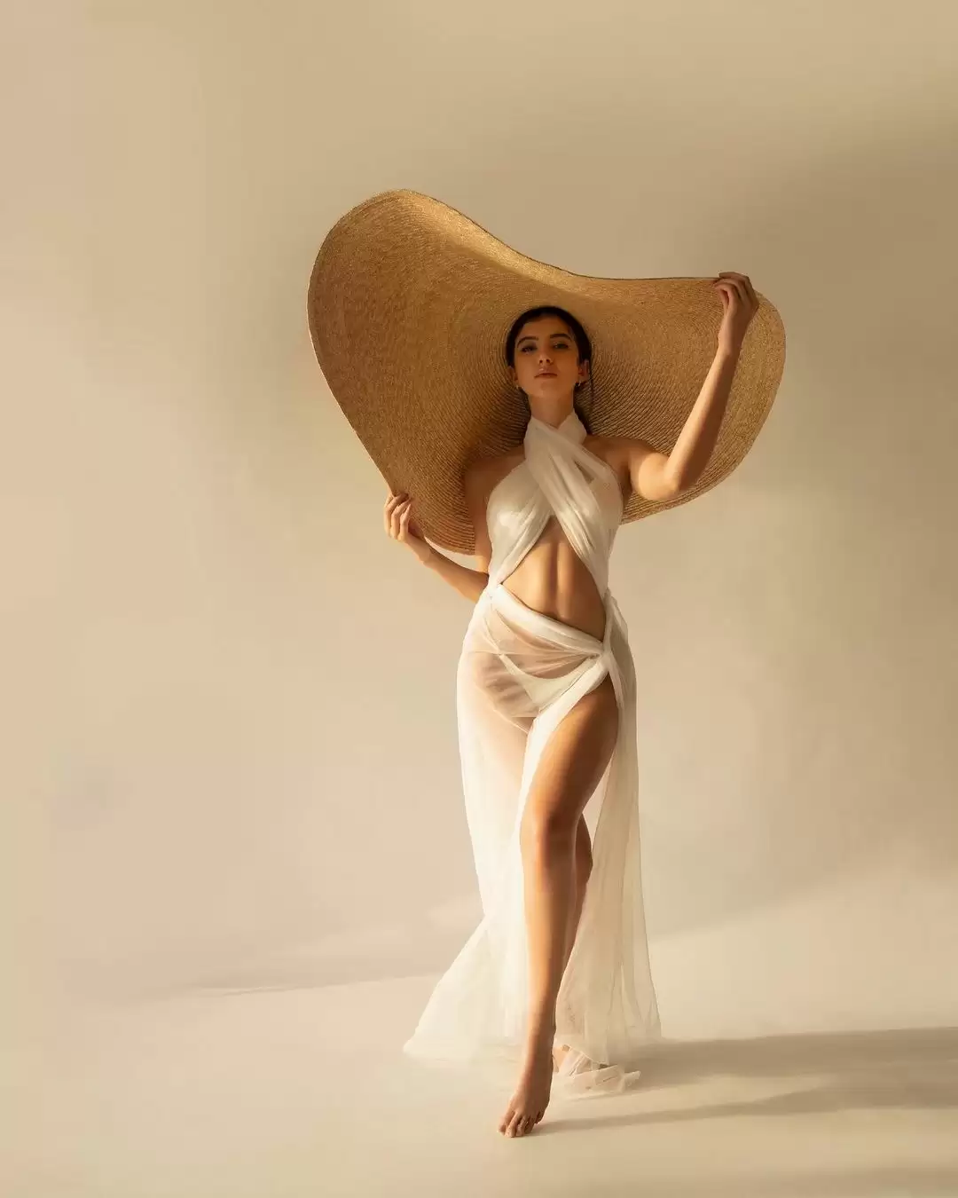 Shanaya Kapoor ups the glam quotient with her glamorous photoshoots