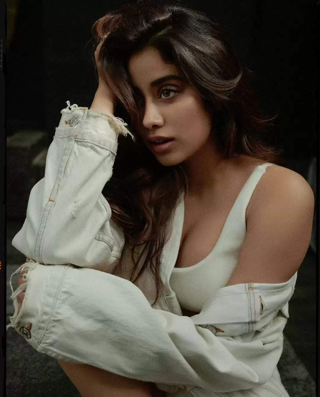 Janhvi Kapoor Raises Temperature In This new photoshoot, See Her Sexy Pictures