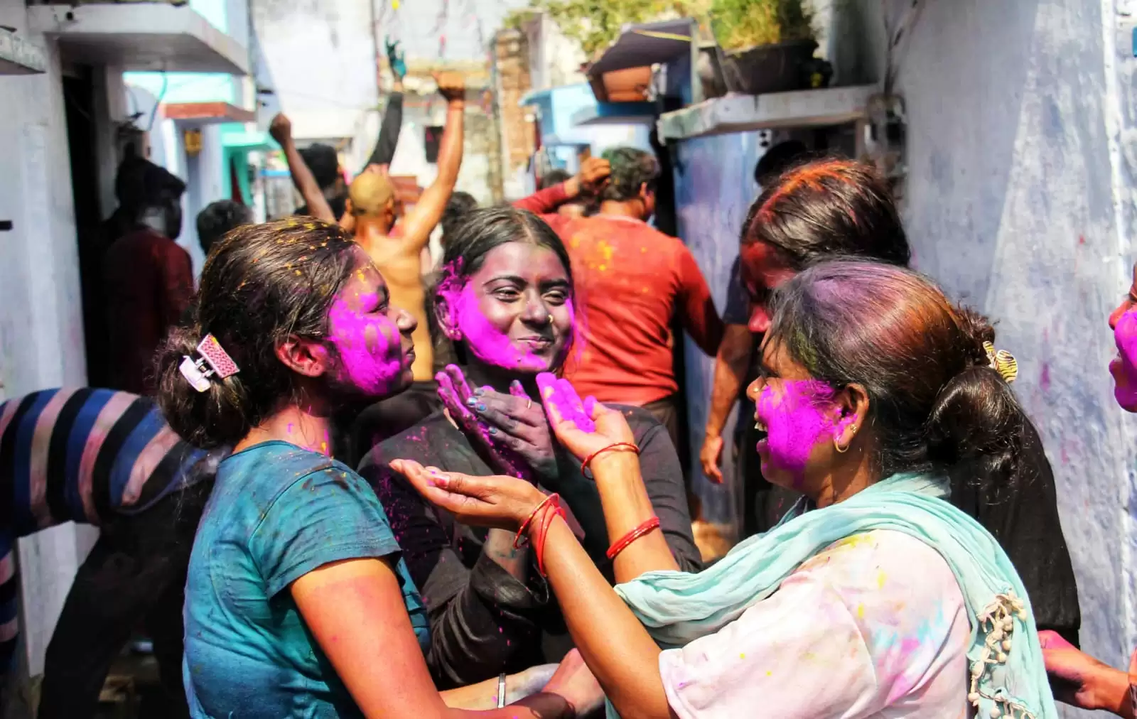 Vibrant Pictures OF Holi Celebration Across India, See Here!!