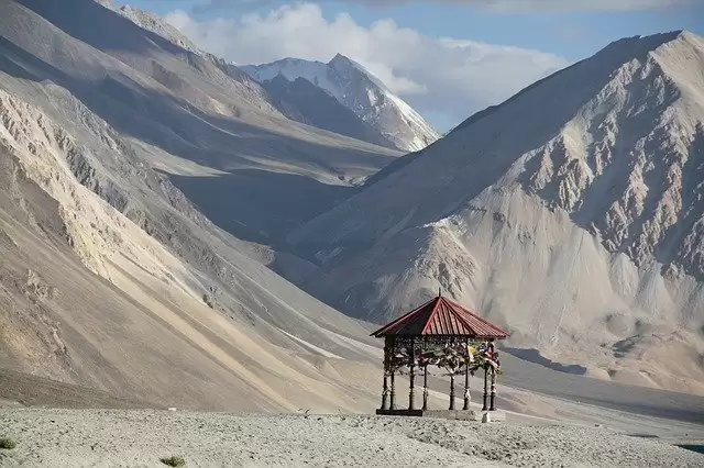 Know the Facts of The Ladakh Magnetic Hill Mystery