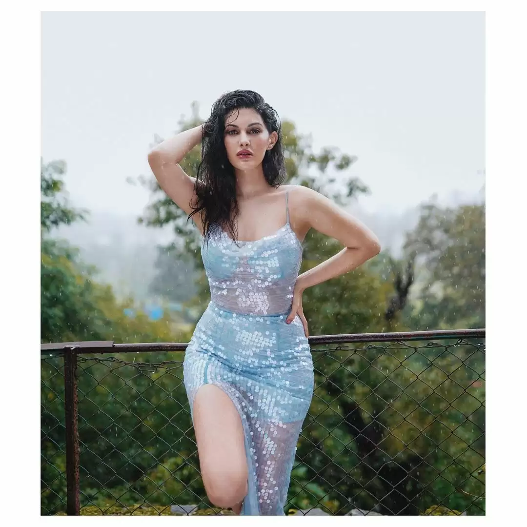 Amyra Dastur Sets Internet On Fire, See The Diva’s Sexy Pictures