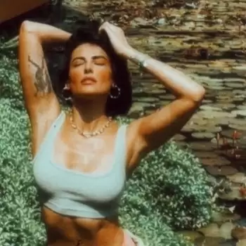 Mandana Karimi teases fans with her captivating photoshoots