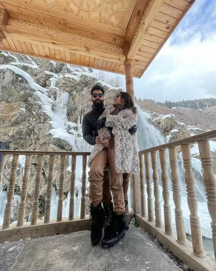 Mouni Roy Sets The Temperature Soaring As She Enjoys Her Romantic Getaway!!