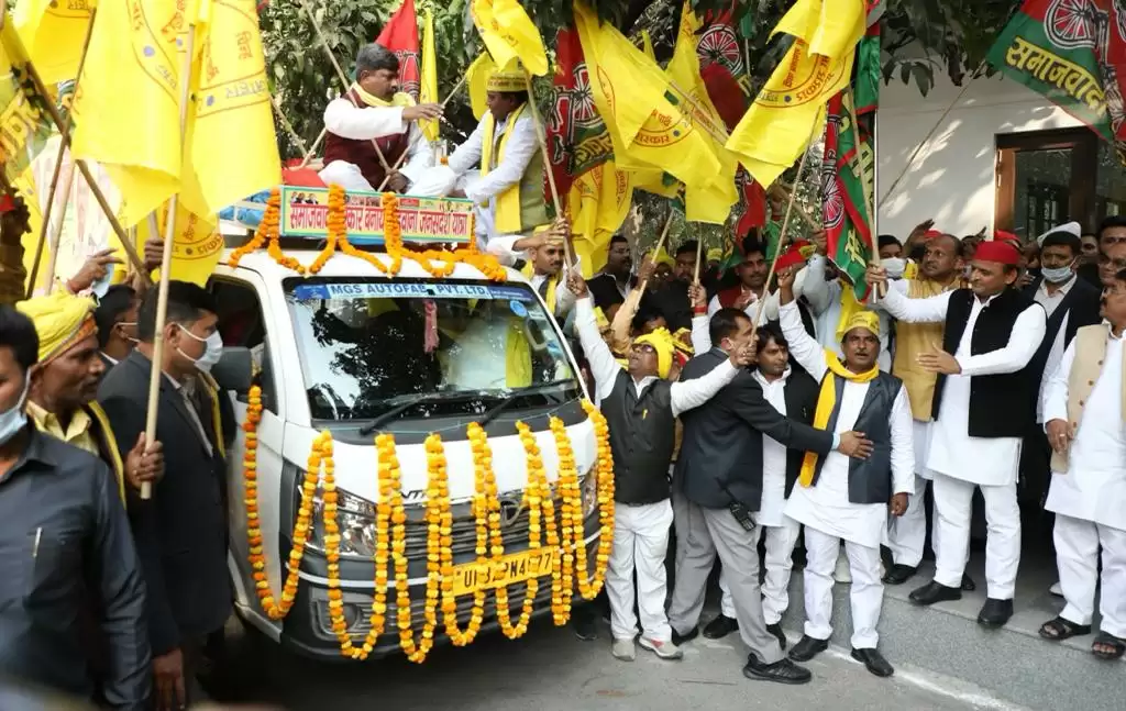 Akhilesh Yadav Begins Jansandesh Yatra from Lucknow