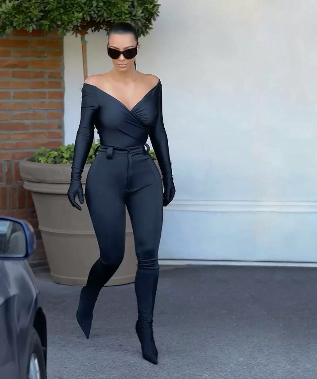 Kim Kardashian teases fans with her ravishing pictures, Take a look!!