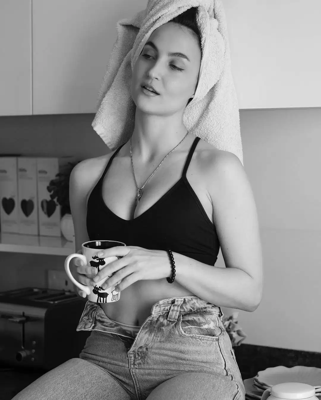 Fans Reacted Oh-So-Hot On The Sizzling Pictures of Elli Avram