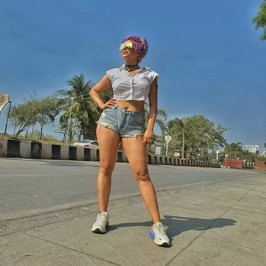Singing sensation Neha Bhasin’s transformation pictures turn up the heat.