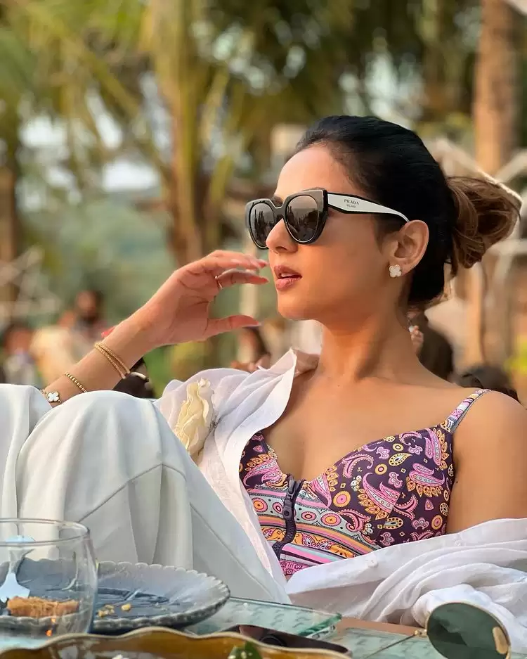 Sonal Chauhan Flaunts Uber-hot Body, See Her Sexiest Beach Pictures