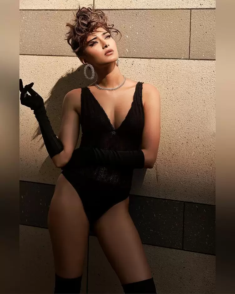Erica Fernandes Is Raising Temperature On Social Media, Take A Look!!
