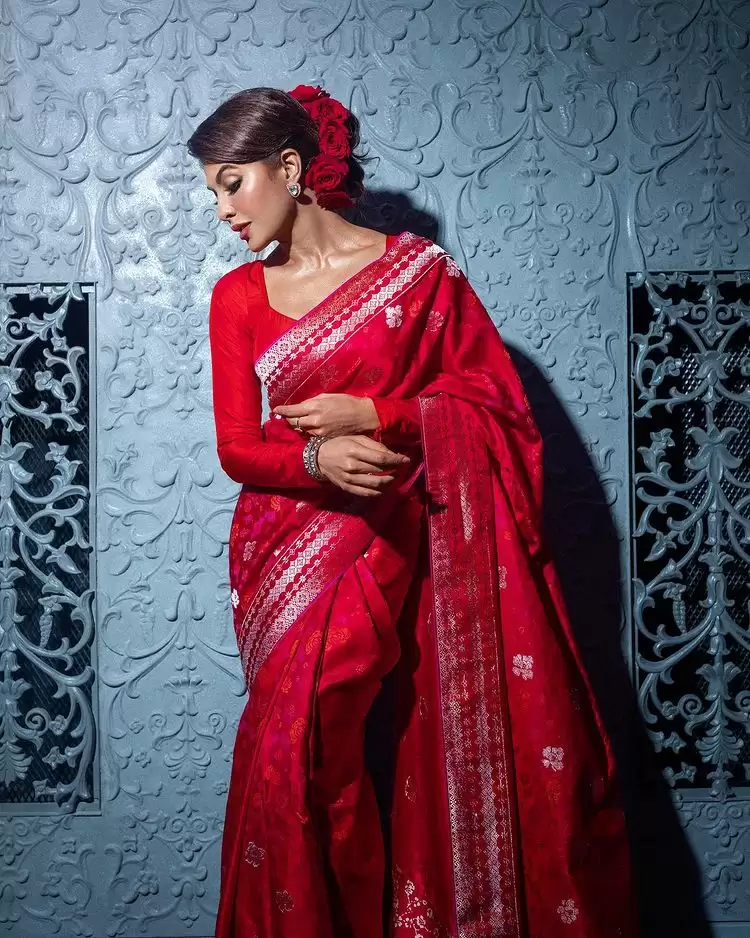 Jacqueline Fernandez Looks Gorgeous in Sarees, See pictures!!