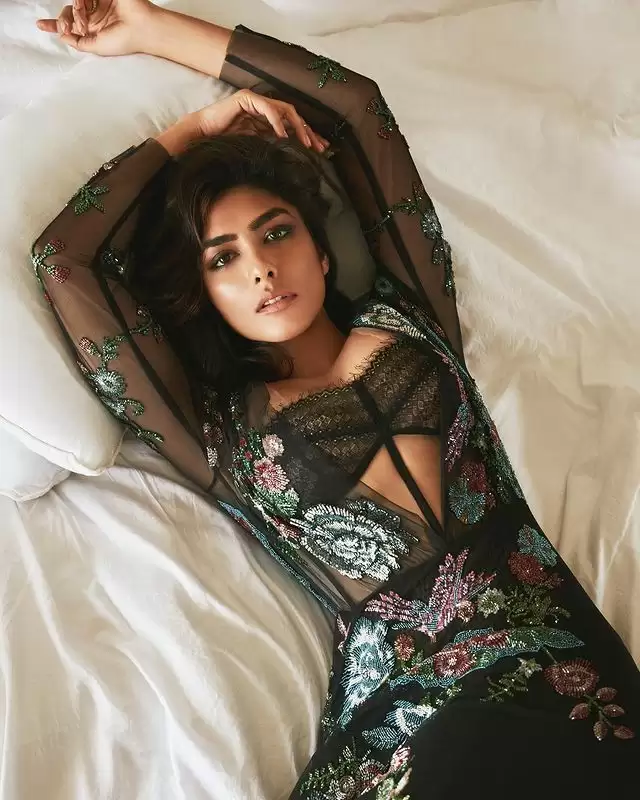 Mrunal Thakur Oozes Hotness, See Her Sexiest Pictures