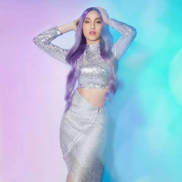 Nora Fatehi Raises Temperature,  Diva Flaunt Her Washboard Abs