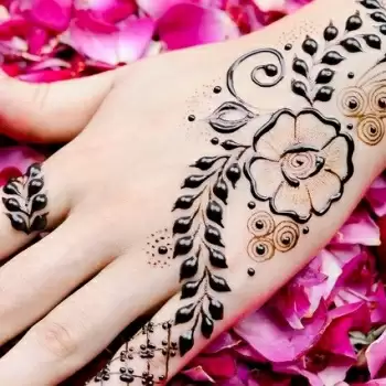 Benefits of applying Mehendi on hands