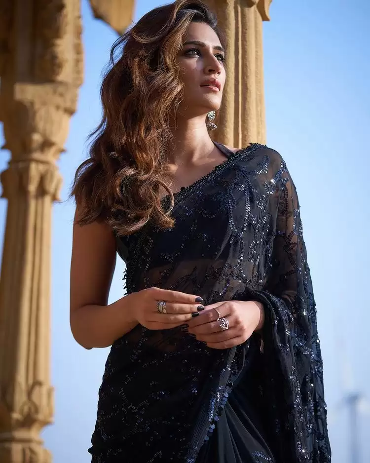 Kriti Sanon’s Saree Looks Make You Go Wow!!
