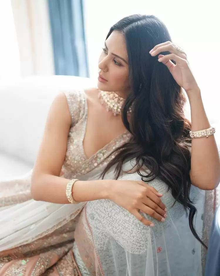 Punjabi Actress Sonam Bajwa Makes Heads In Her Traditional Looks!!