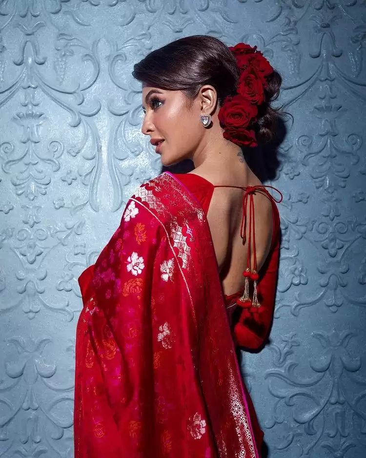 Jacqueline Fernandez Looks Gorgeous in Sarees, See pictures!!