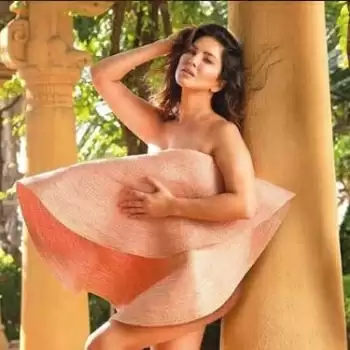 Sunny Leone created sensation on social media, sharing bold pic