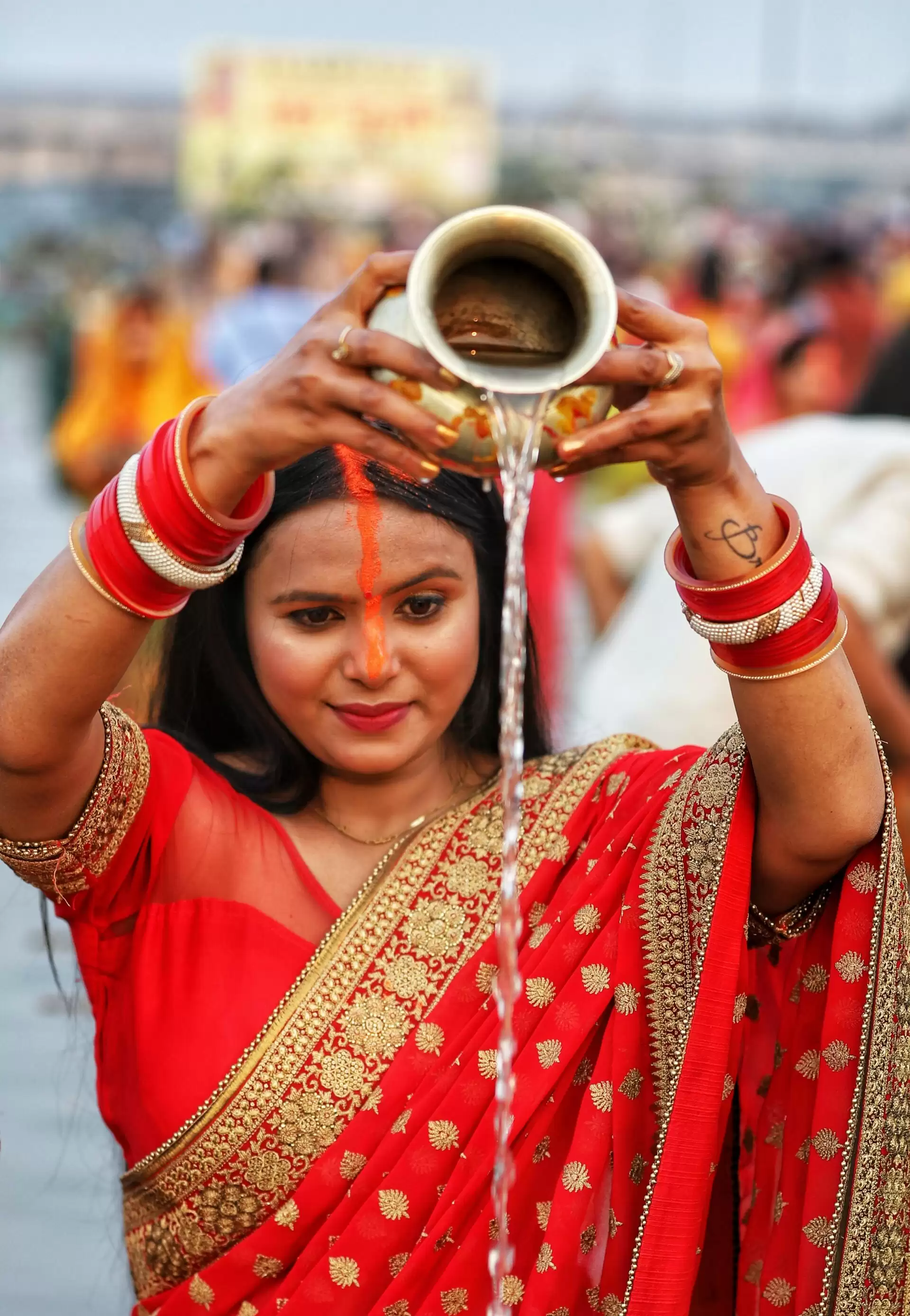 Woman’s perform rituals of chhath Puja on the bank of river gomti in Lucknow