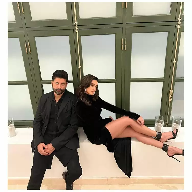 Farhan Akhtar And Shibani Dandekar Set Couple Style Goals, See Pics!!
