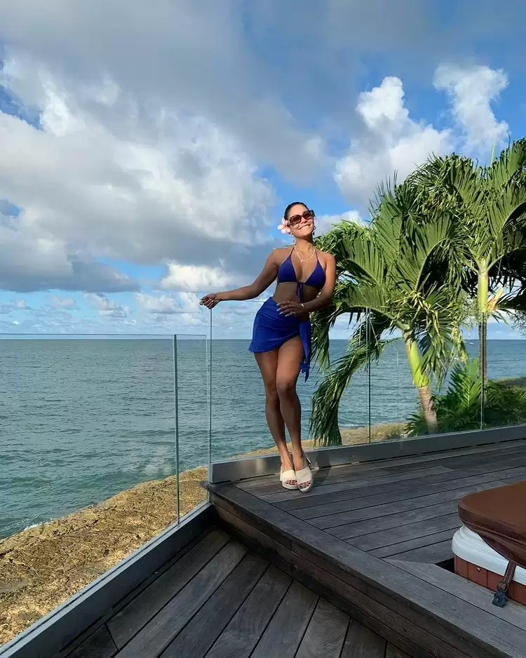Vanessa Hudgens Flaunts Curvaceous Body, Check Out Her!!