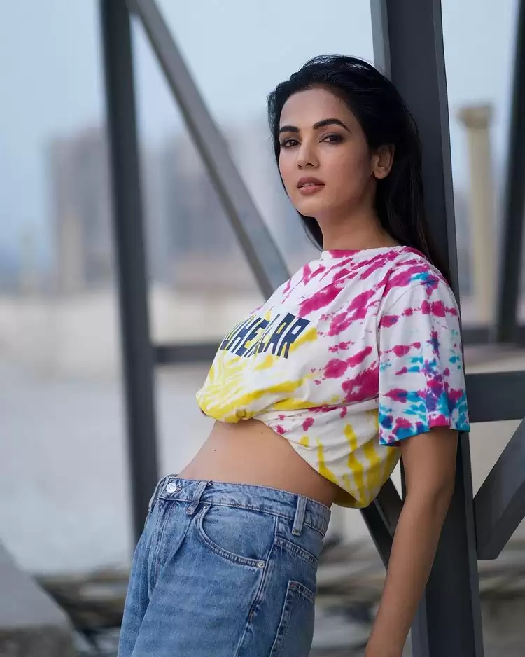 Sonal Chauhan Turns Up The Heat, See Pictures!
