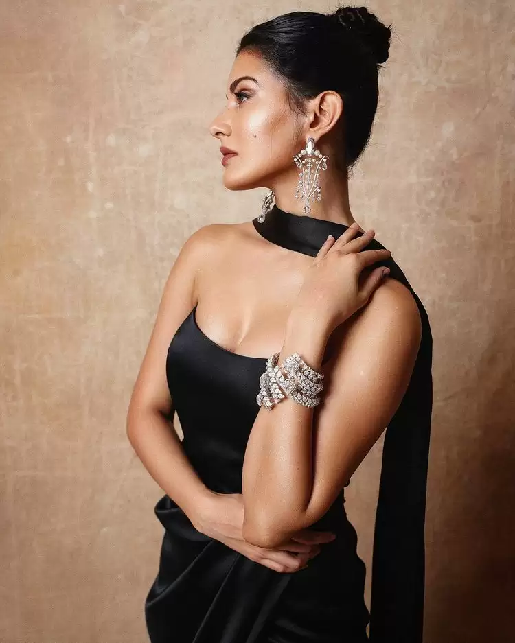 Breathtaking Pictures Of Amyra Dastur, See Here!!