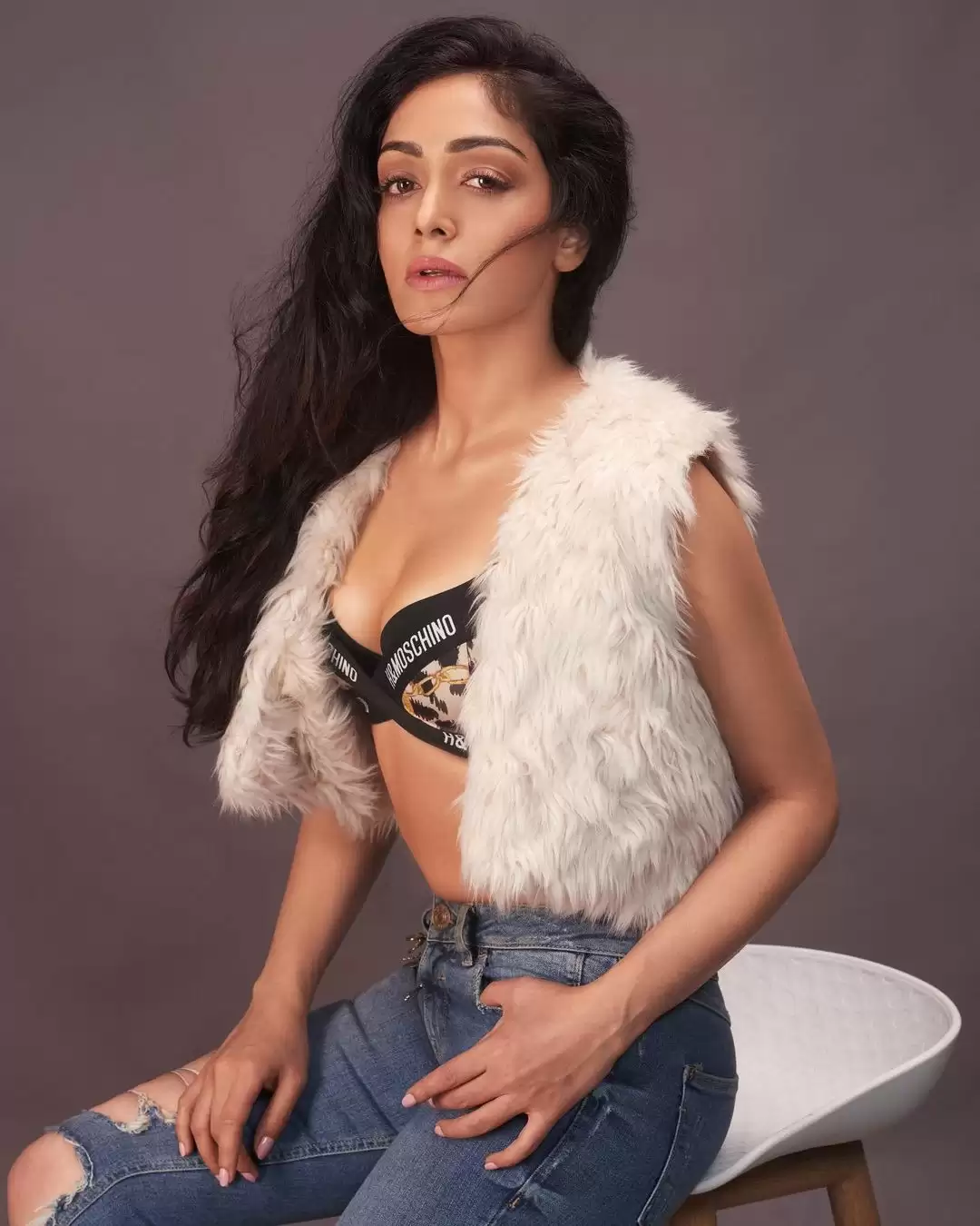 Khushali Kumar teases fans with her glamorous pictures.