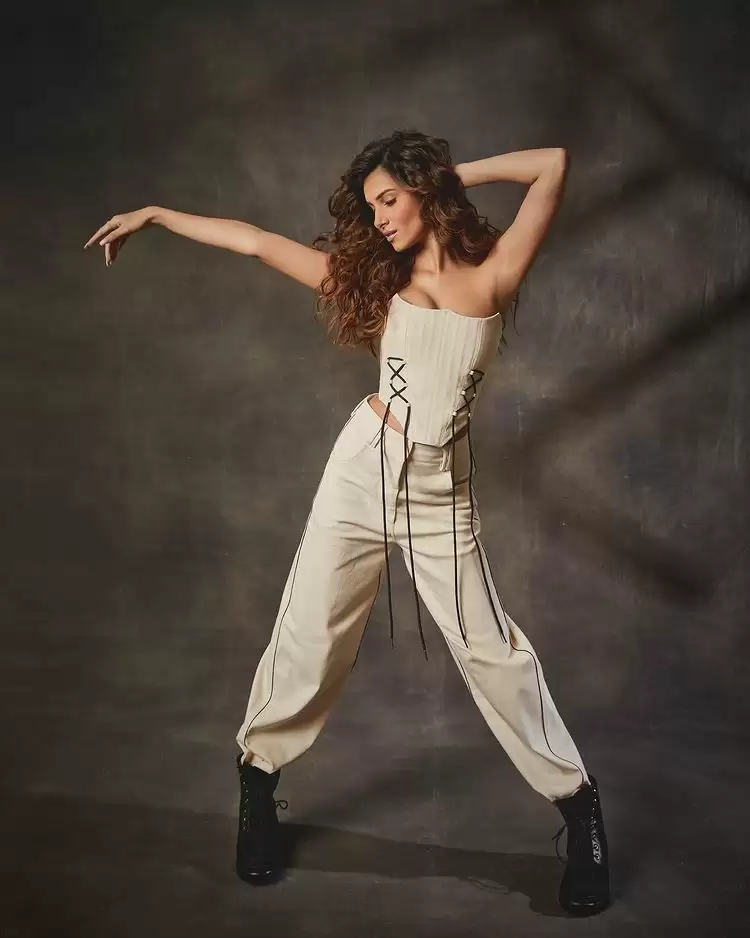 Tara Sutaria Sets Internet On Fire, Check Out Her Sultry Pictures!!