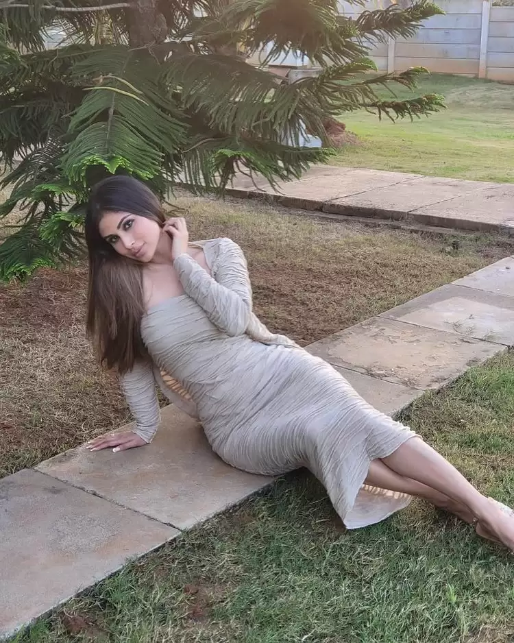 Mouni Roy Treats Fans With Sultry Looks, See Her Sexy Photos