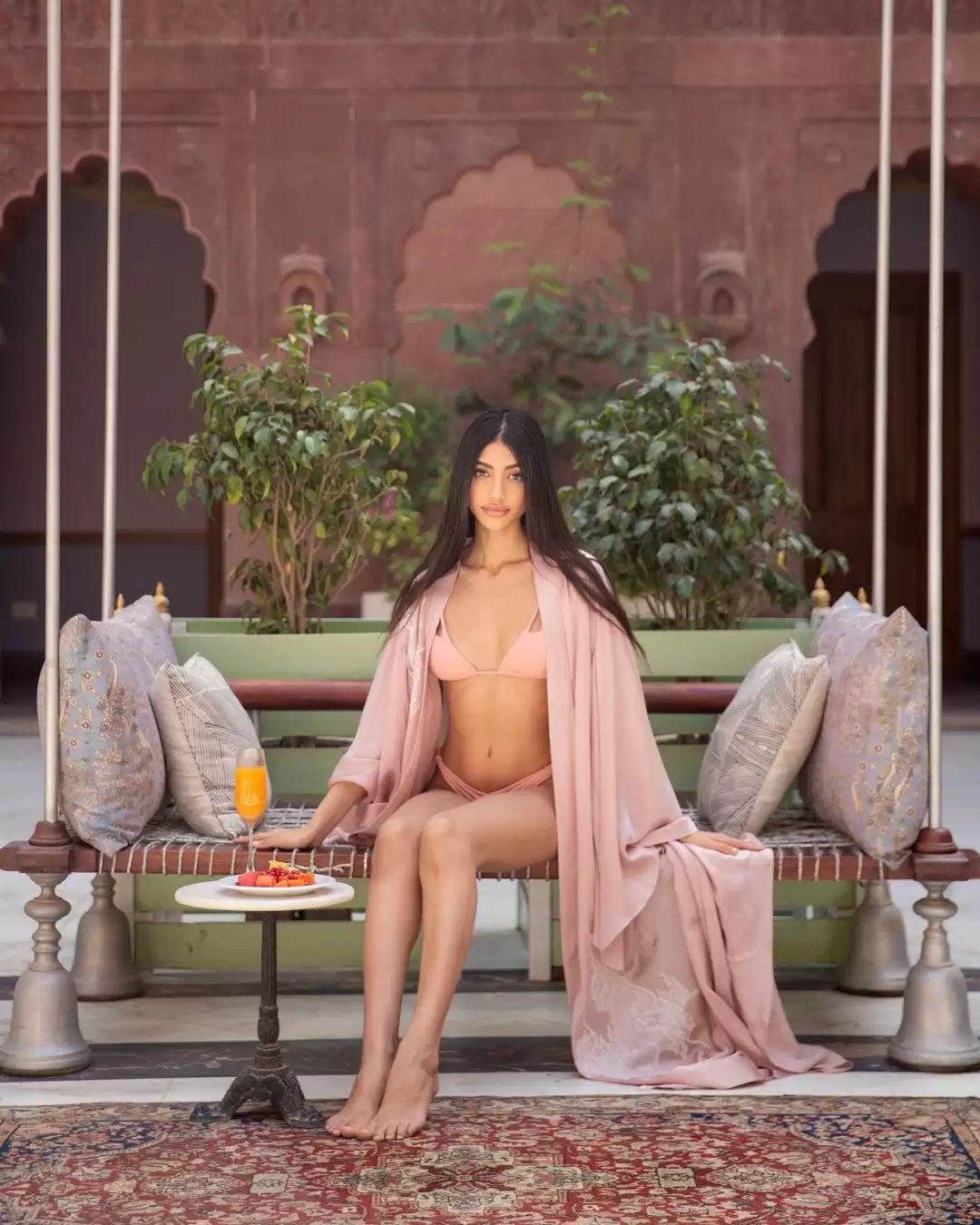 Alanna Panday beats the heat in style in these new stylish pictures.