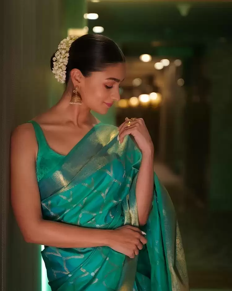Alia Bhatt Giving Us Major Saree Goals, See Pictures!!