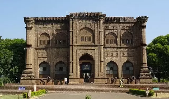Know about the beautiful historical ruins of Bijapur