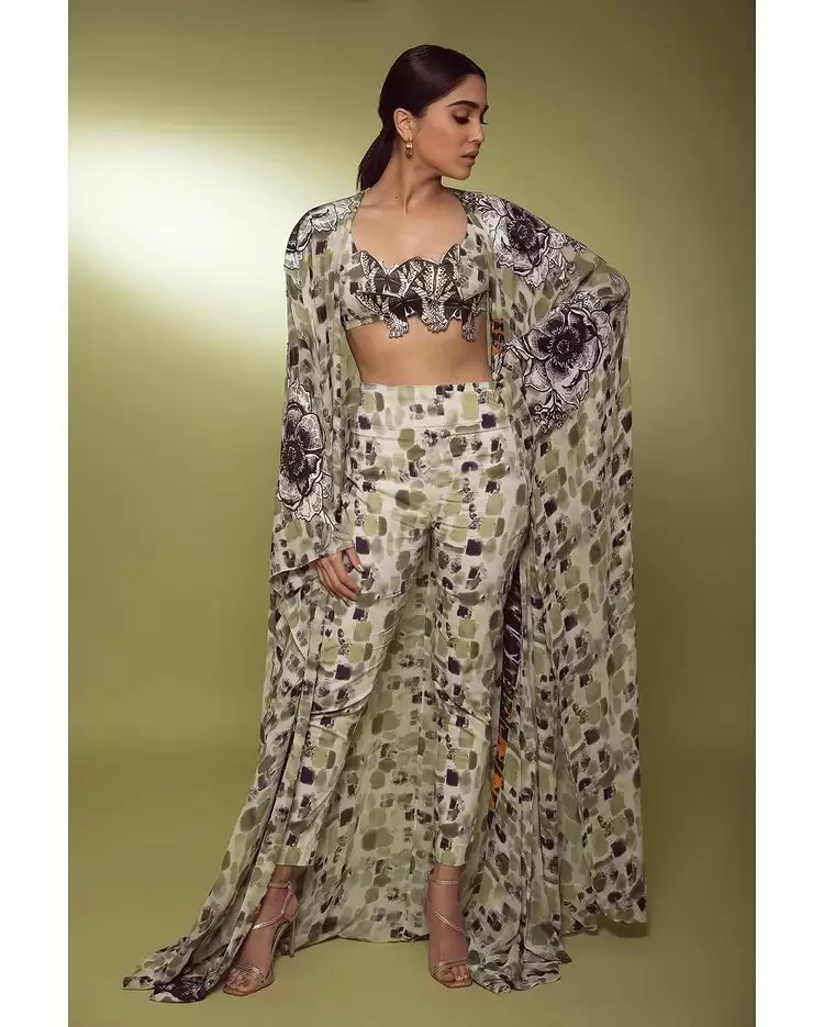 Sharvari Raises Temperature, Take A Look At Diva’s Ravishing Pictures