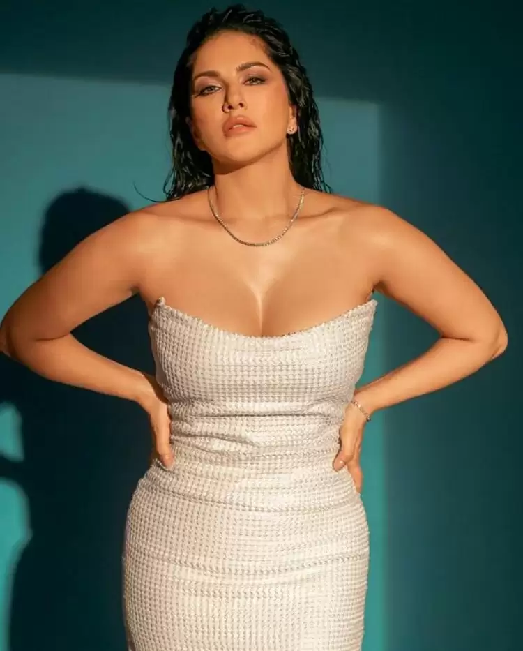 Sunny Leone Looks Super Sexy, Check Out Here!!