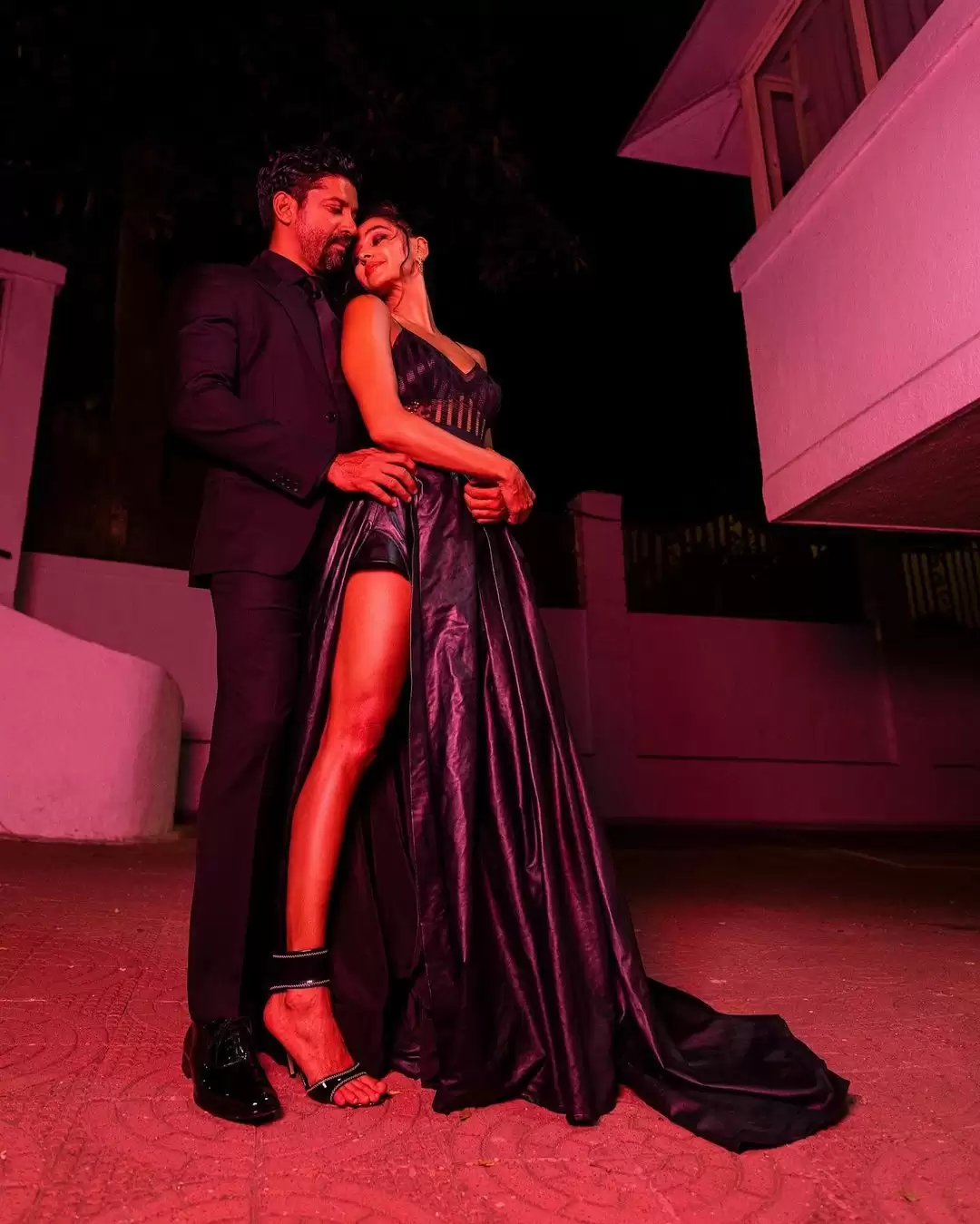 New holiday pictures of Farhan Akhtar and Shibani Dandekar will awaken your wanderlust!