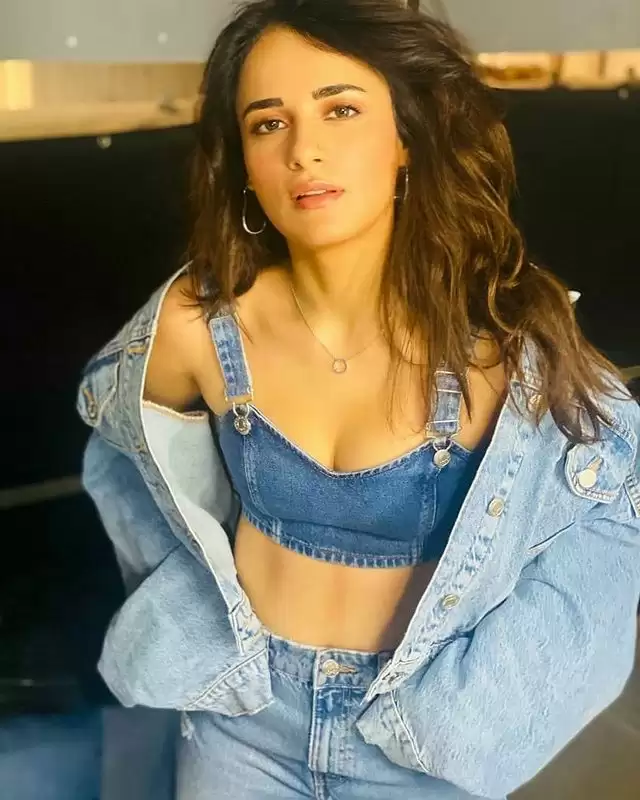  Radhika Madan
