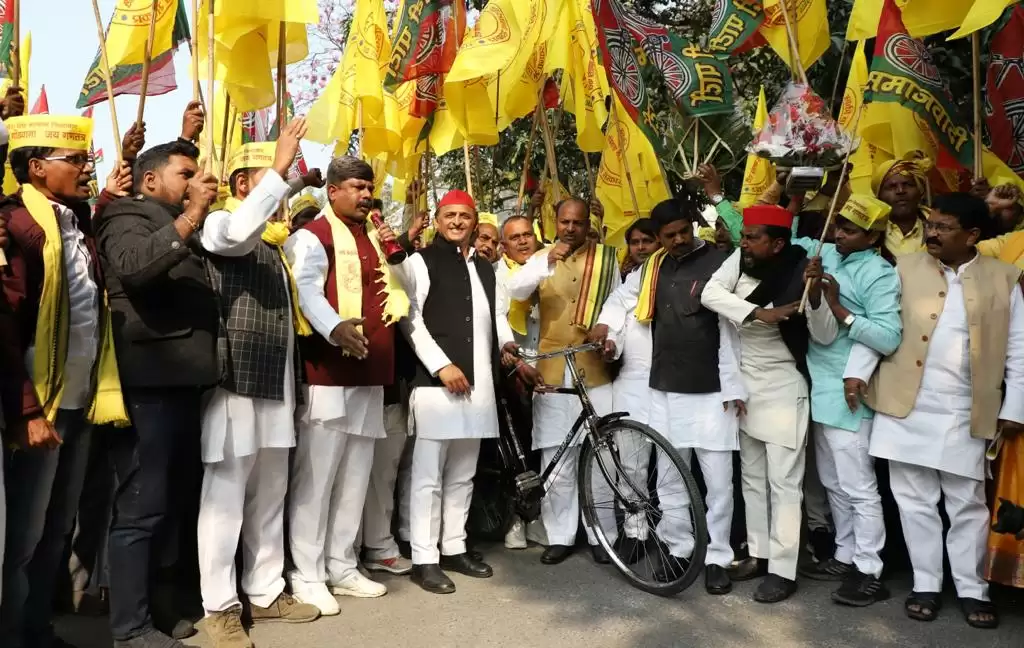 Akhilesh Yadav Begins Jansandesh Yatra from Lucknow