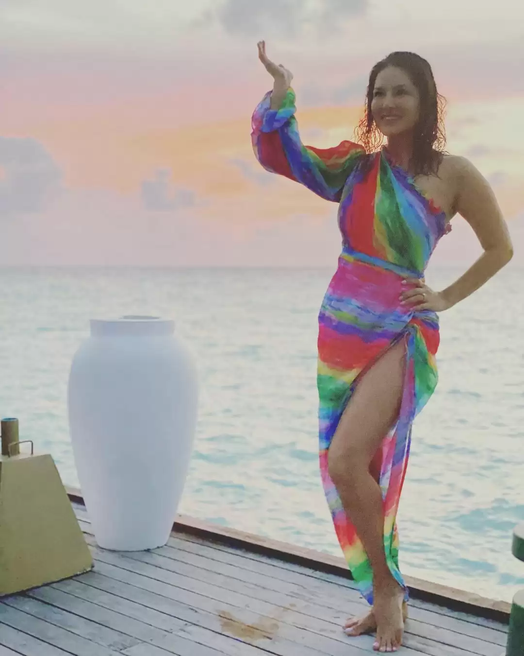 Sunny Leone Displays Curvaceous Body, See Her Sexy Pictures