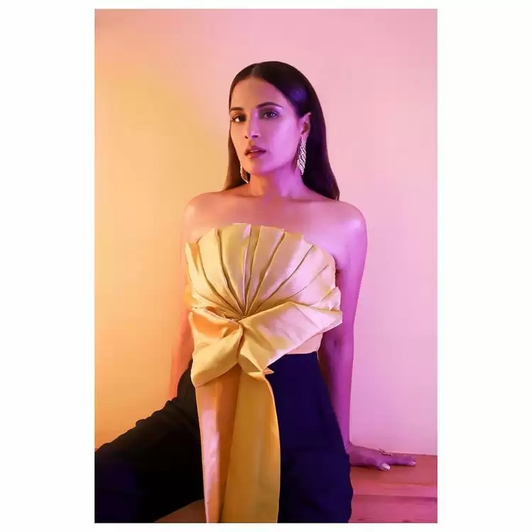 Richa Chadha Raises Temperature, Check Out Her Sexy Pictures!!