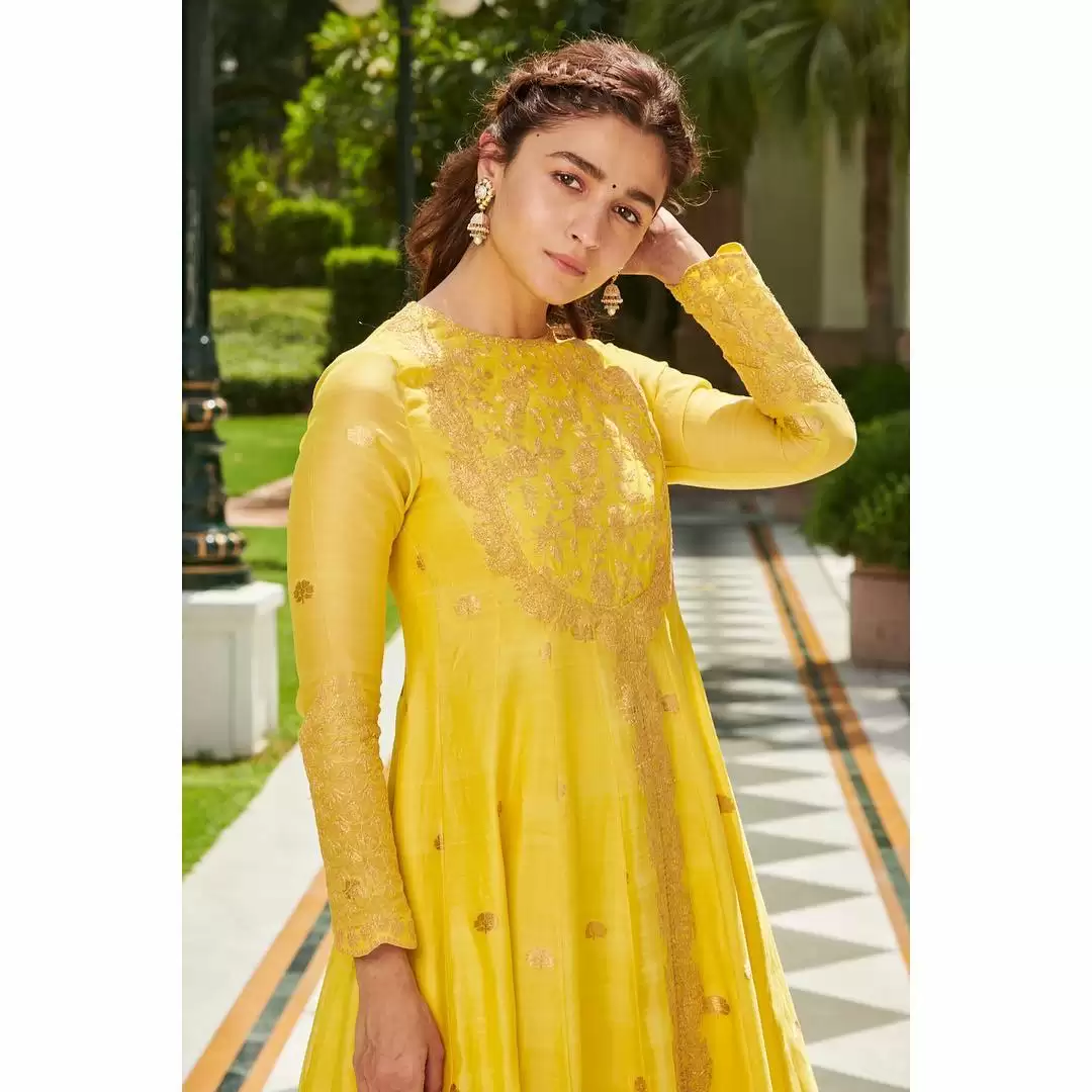 Alia Bhatt Sets Major Bridesmaid Fashion Goals, Take A Look At Her Sexy Ethnic Outfits
