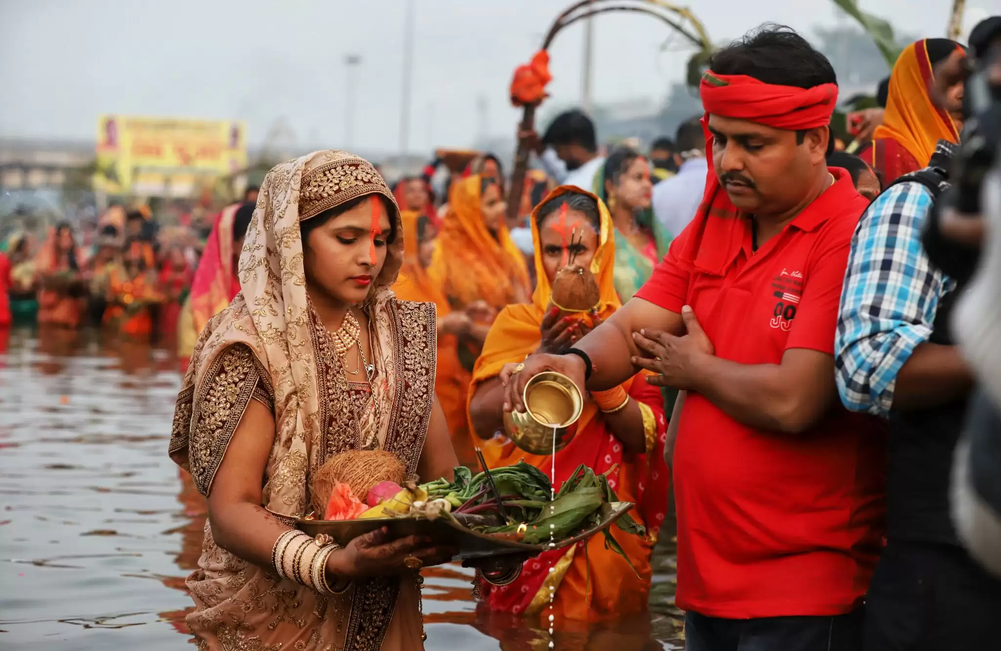Woman’s perform rituals of chhath Puja on the bank of river gomti in Lucknow