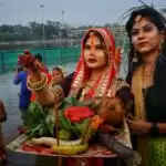 Woman’s perform rituals of chhath Puja on the bank of river gomti in Lucknow
