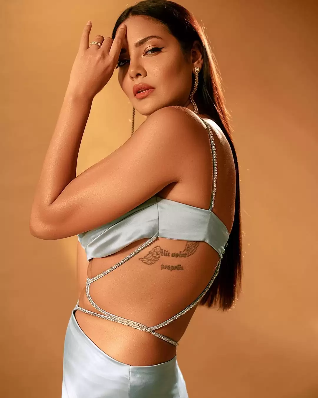 Esha Gupta Flaunts Curves In These Photos, Look Mesmerizing !!